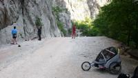 S dětským vozíkem pod skalama v Paklenici